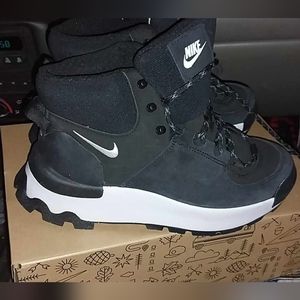 WOMEN SIZE 7 Nike City Classics